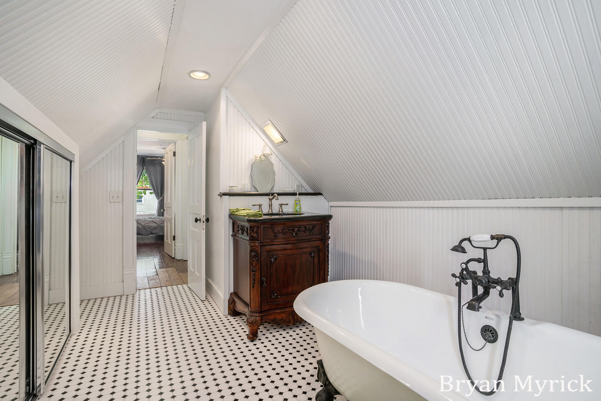 225 W 11th Street