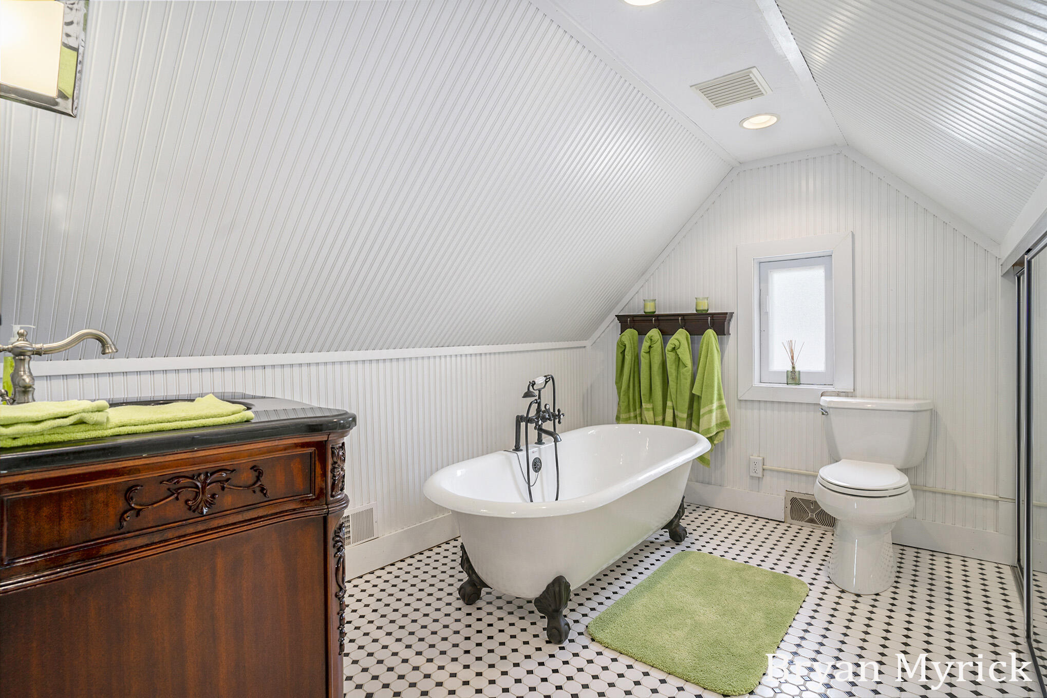 225 W 11th Street
