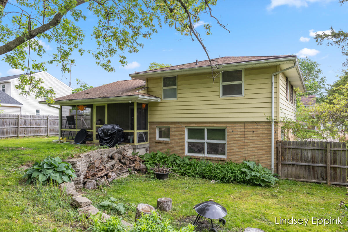 2233 Cambridge Drive SE