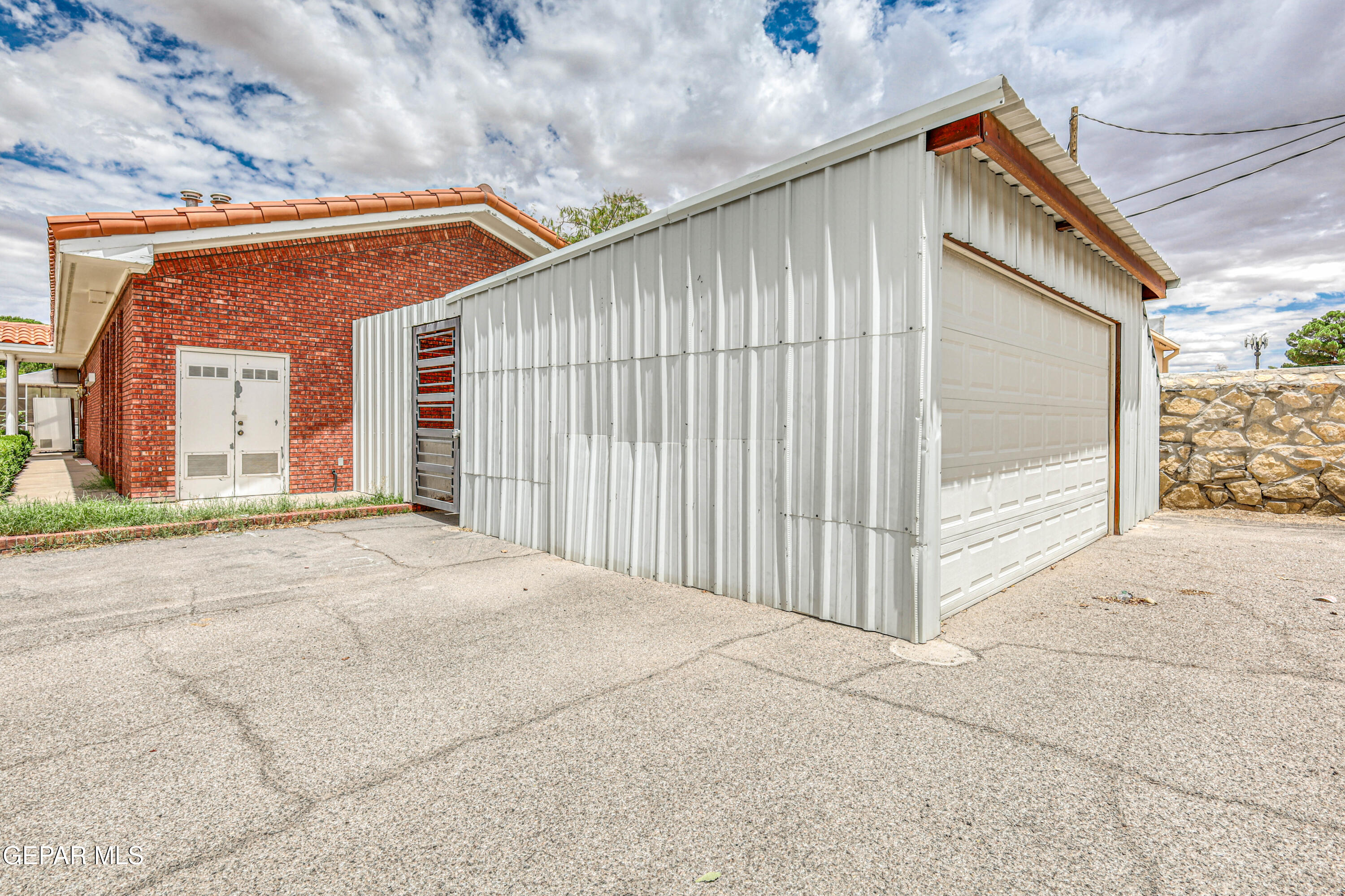10520 MONTWOOD Drive