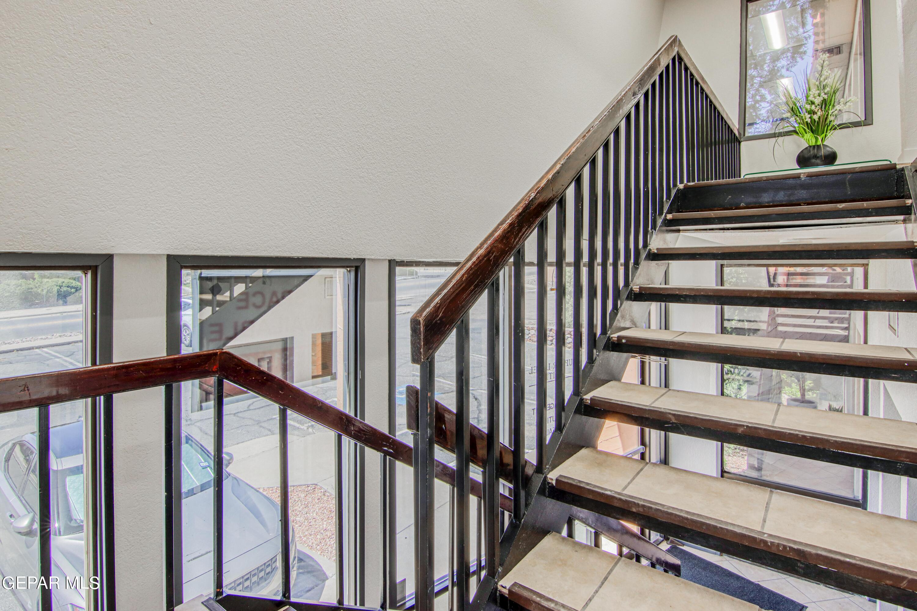 230 THUNDERBIRD Drive R