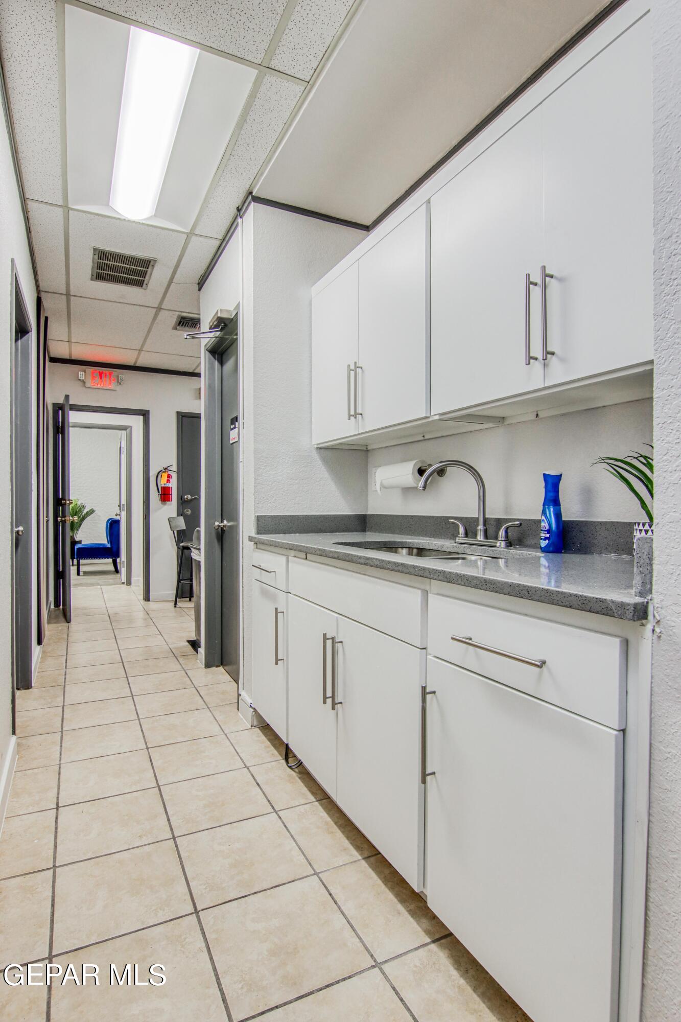 230 THUNDERBIRD Drive R