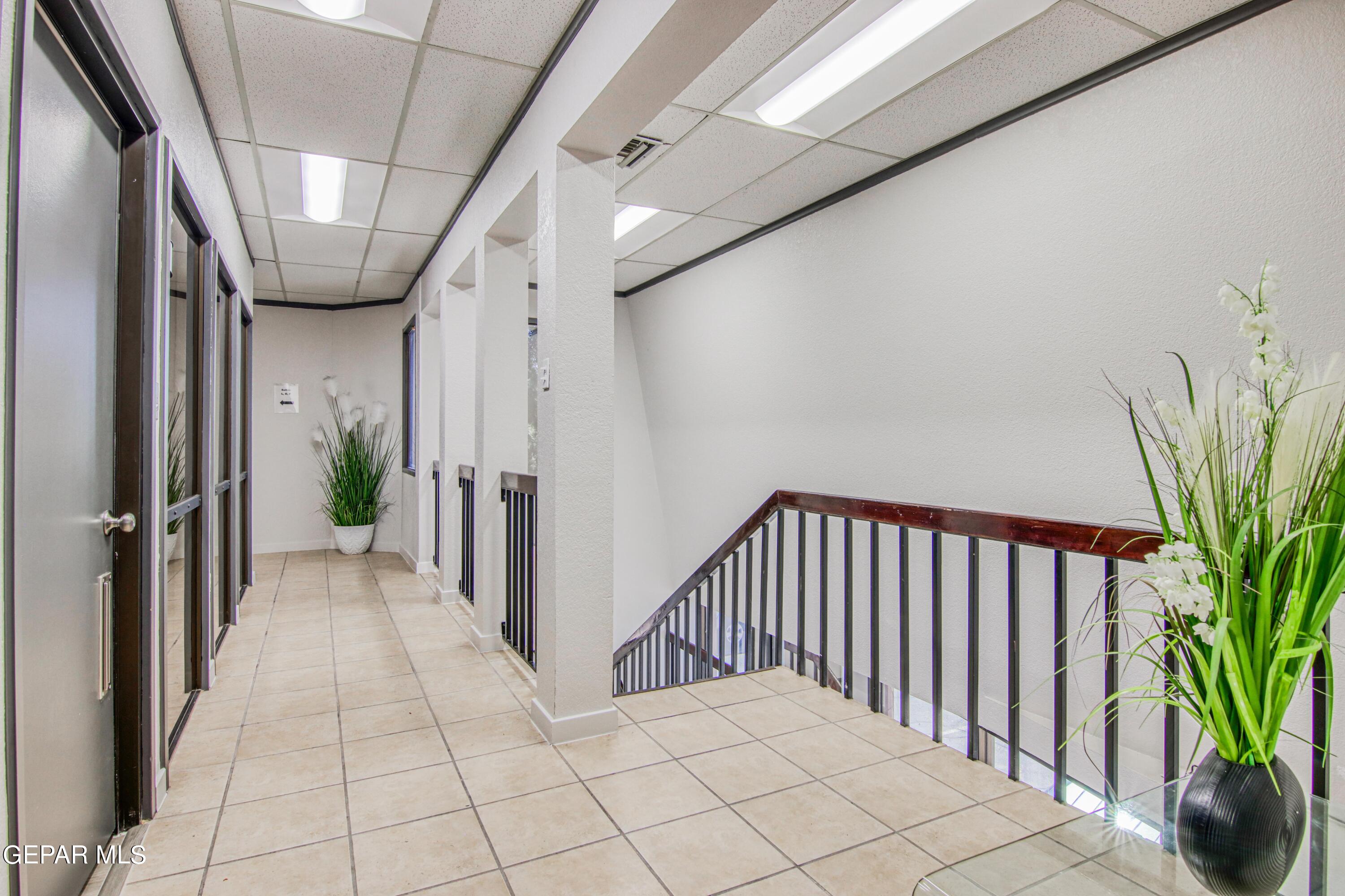 230 THUNDERBIRD Drive R