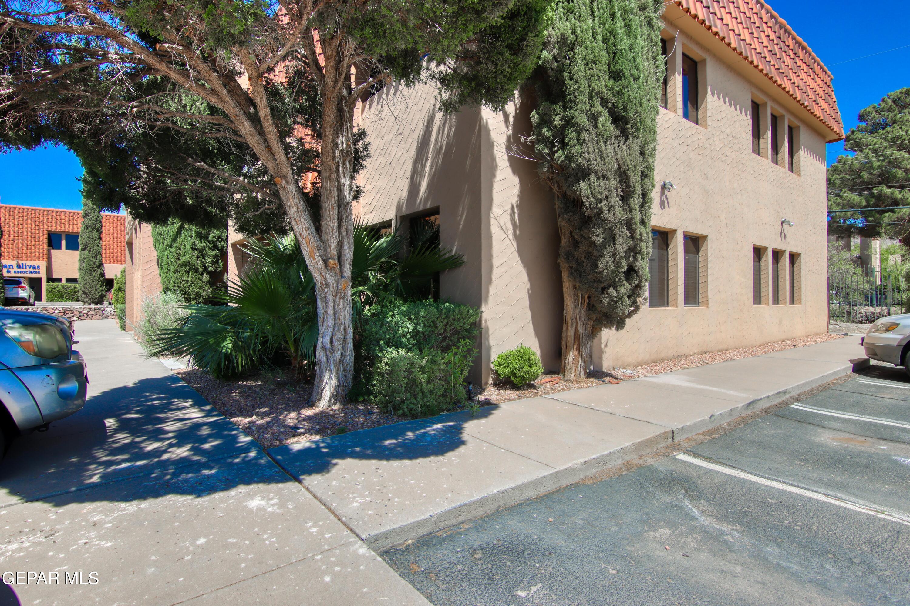 230 THUNDERBIRD Drive R