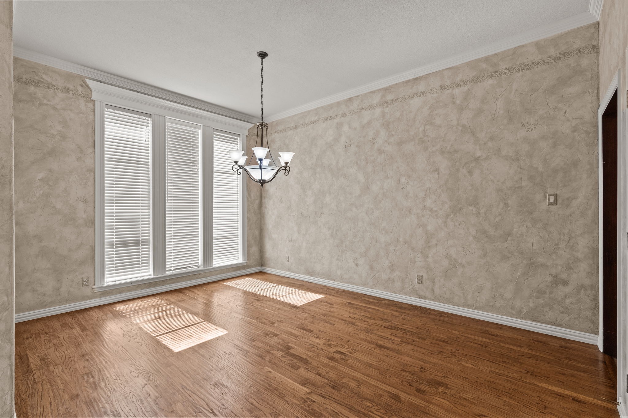 1617 Crestwood Trail