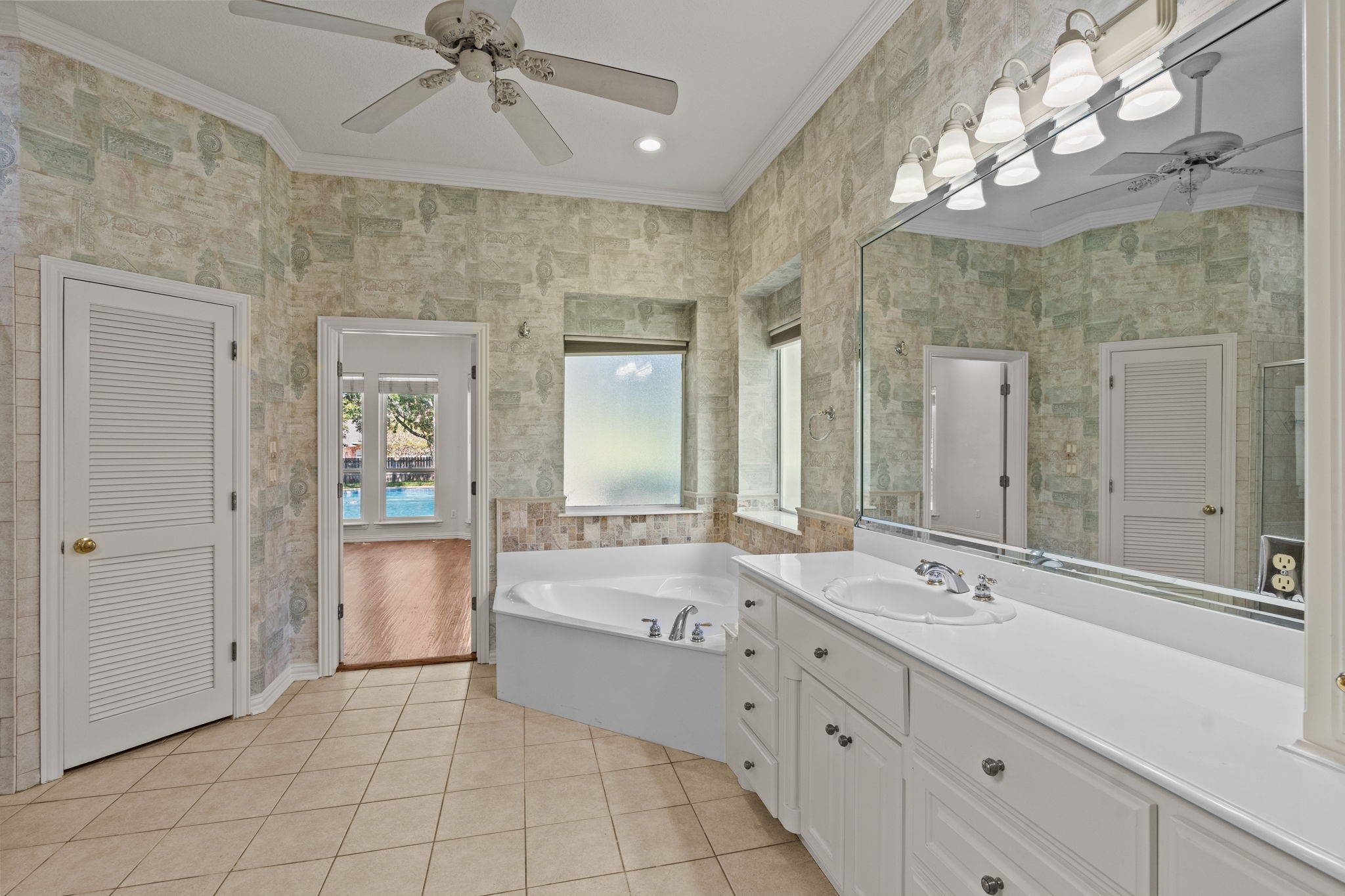 1617 Crestwood Trail