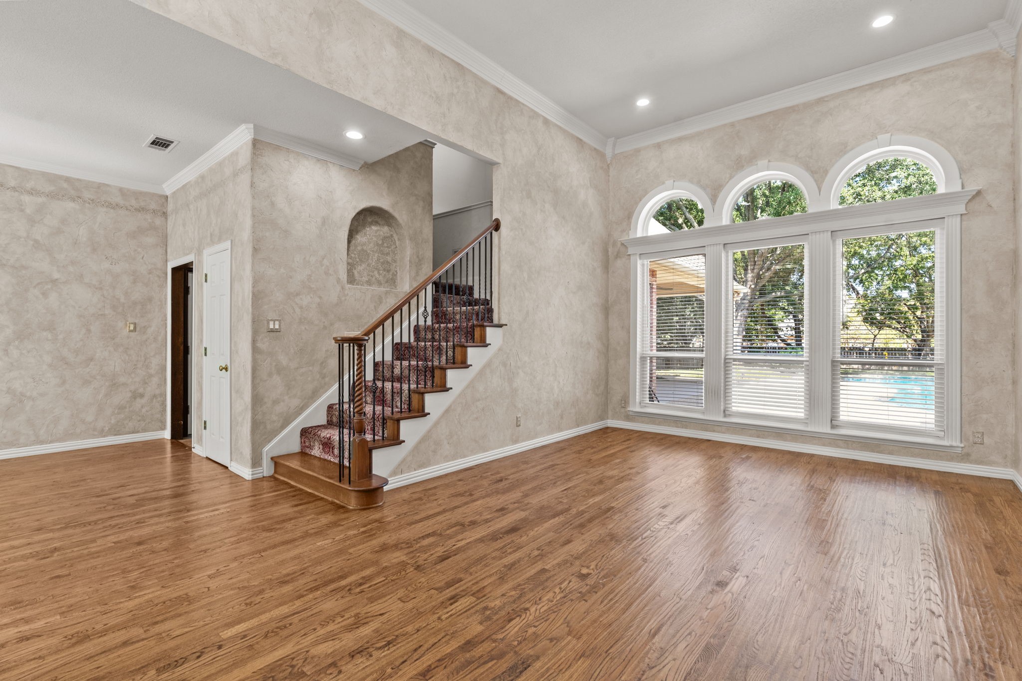 1617 Crestwood Trail