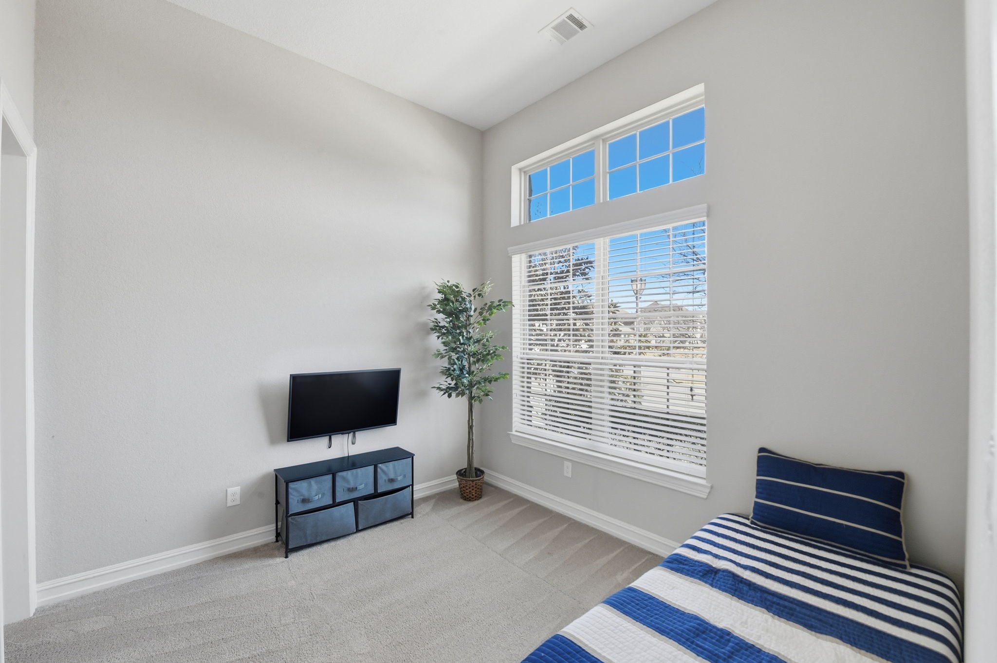 7945 Forest Lakes Drive