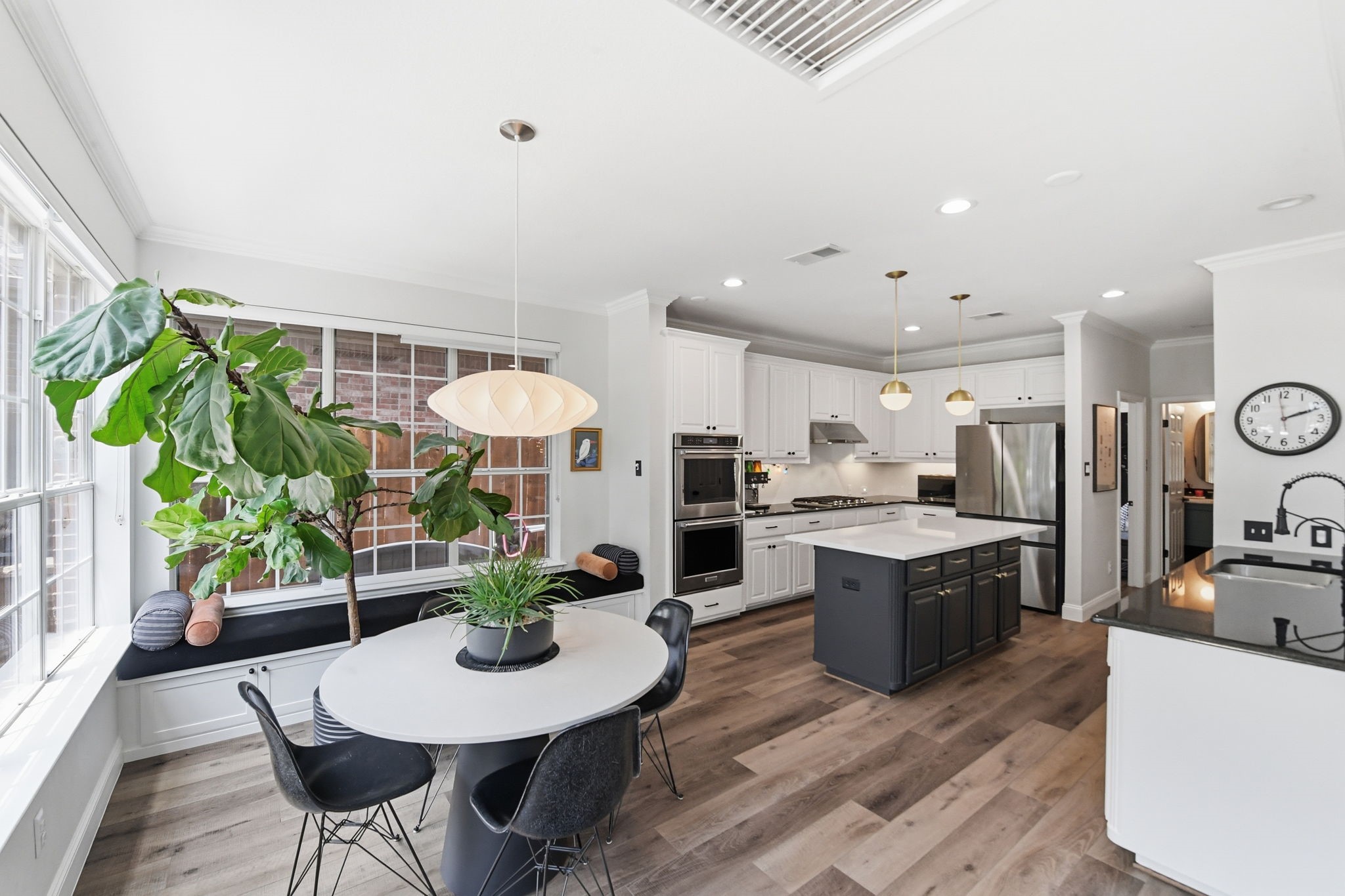 800 Renaissance Court