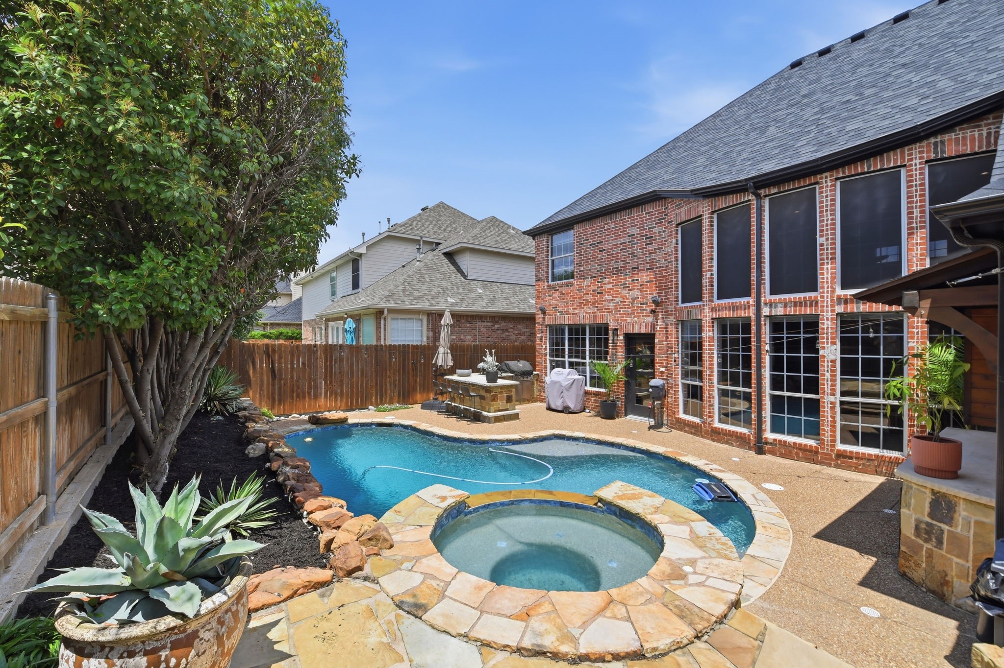 800 Renaissance Court