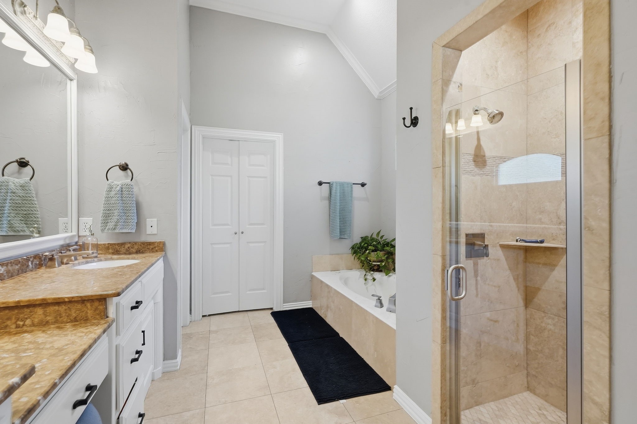402 Southridge Lakes Parkway