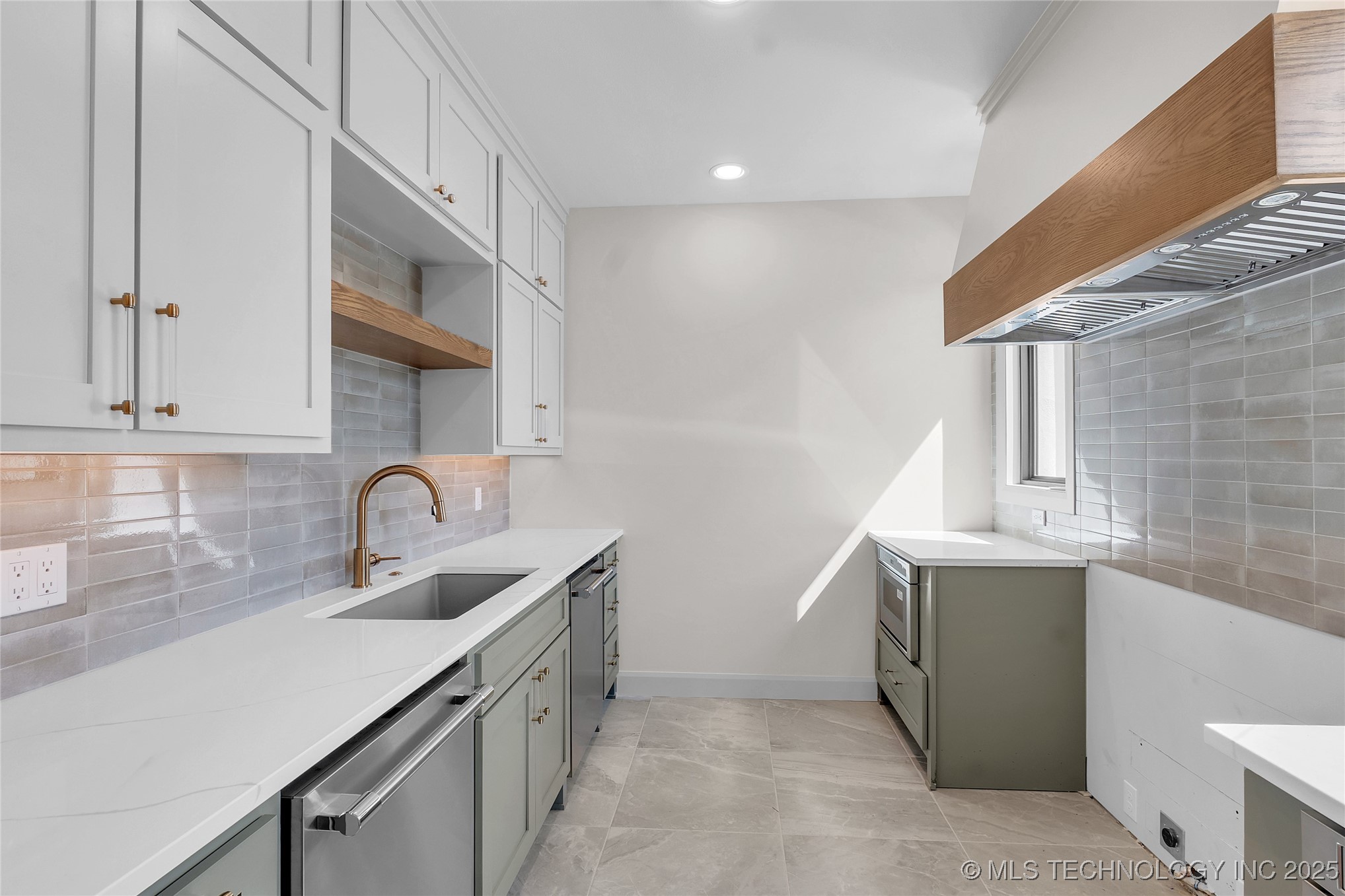 1218 N 71st Place