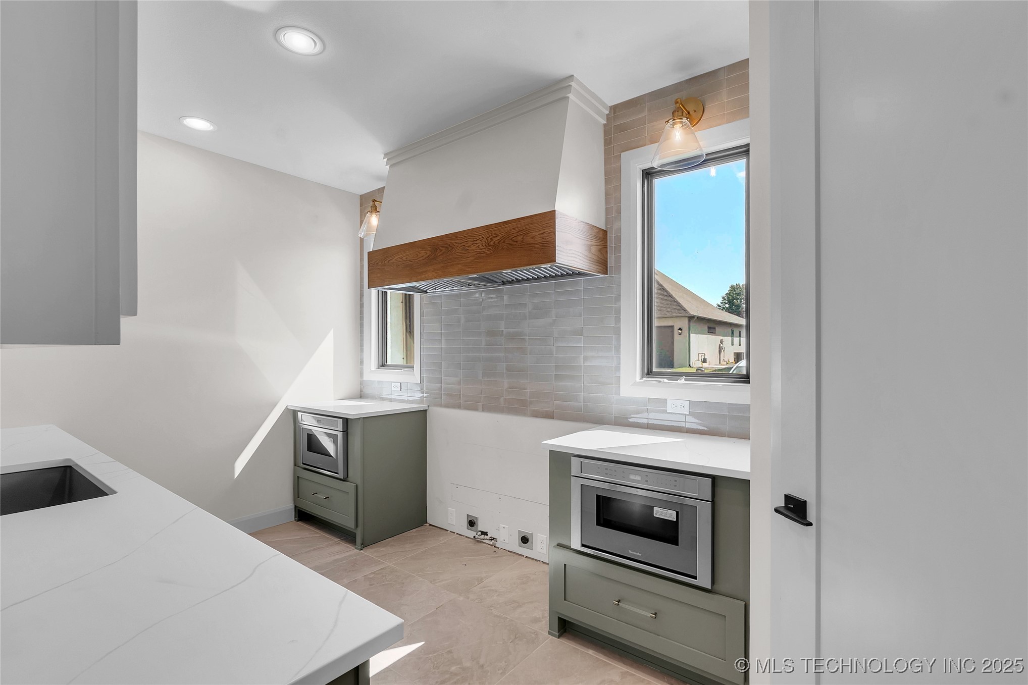 1218 N 71st Place