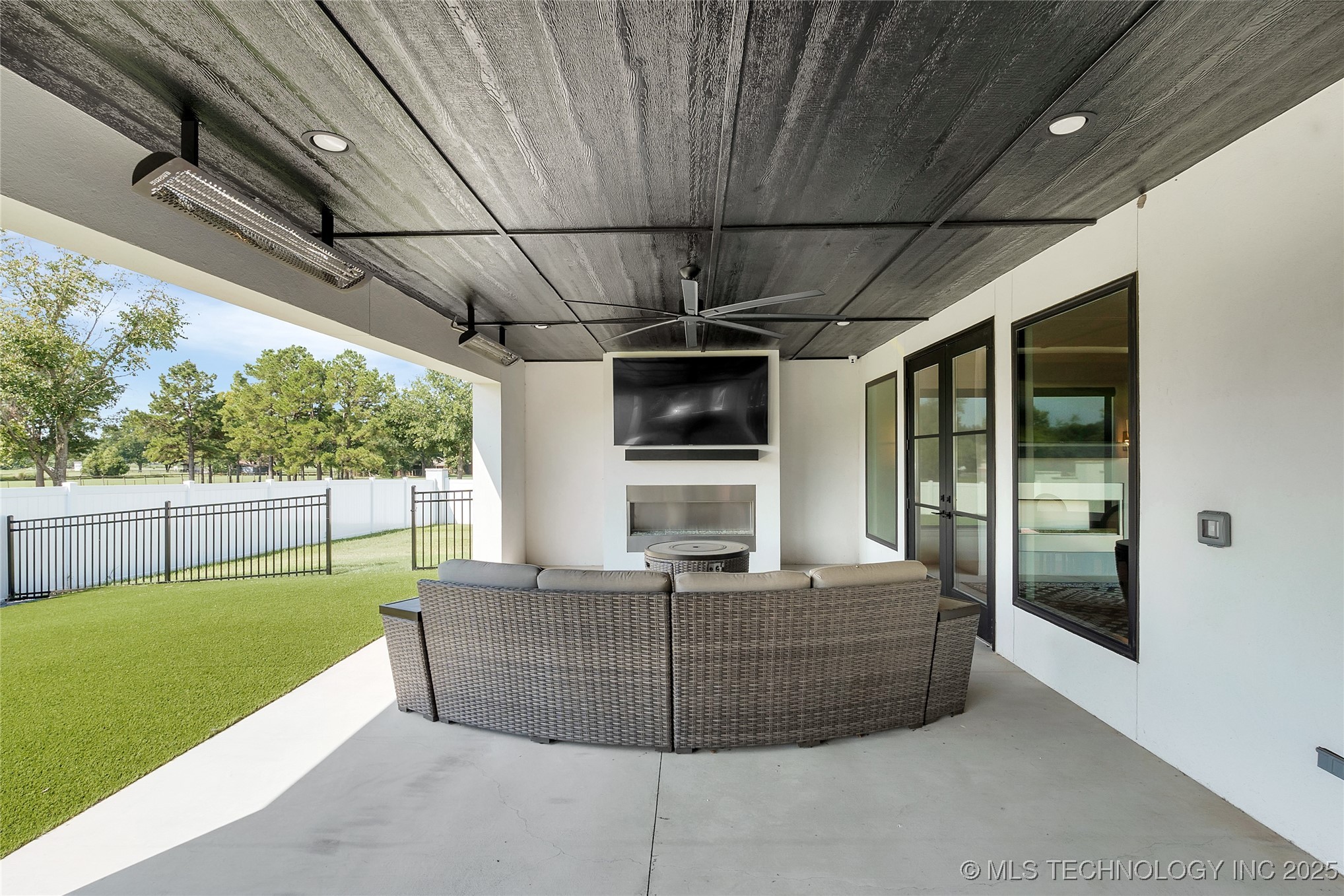 1218 N 71st Place