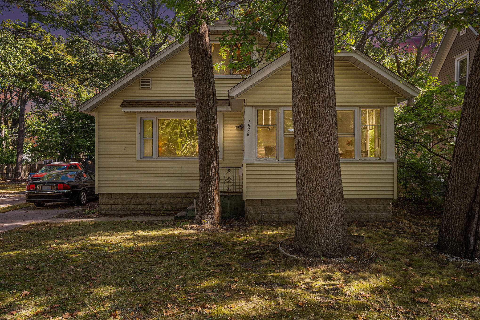 1976 Leahy Street