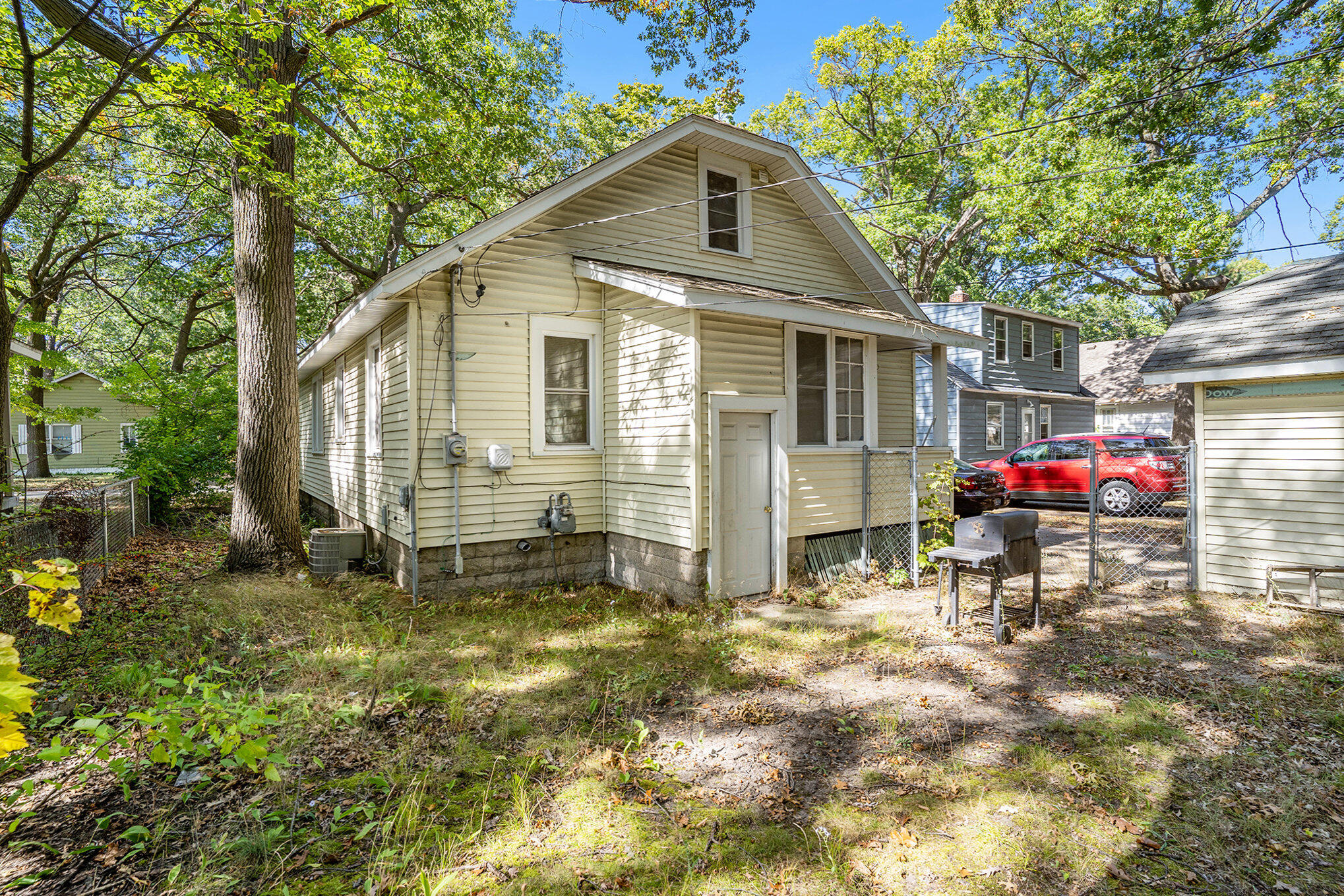 1976 Leahy Street