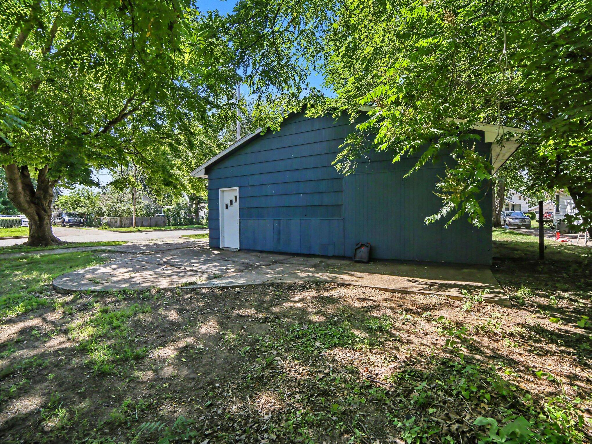 942 Amity Avenue