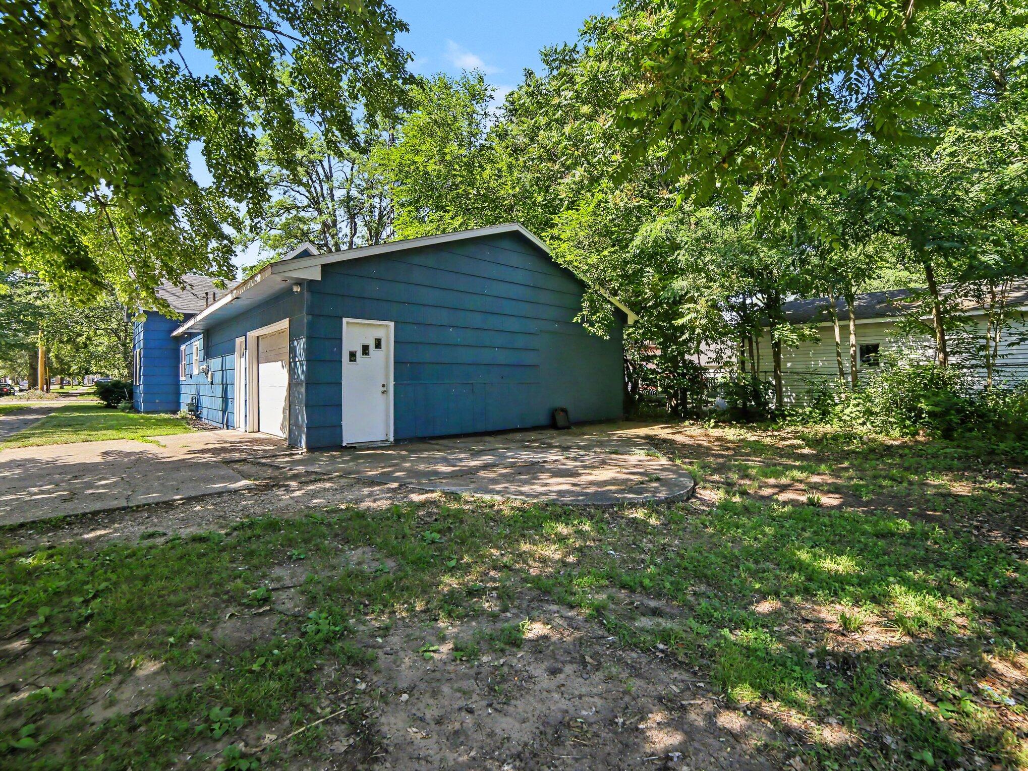942 Amity Avenue