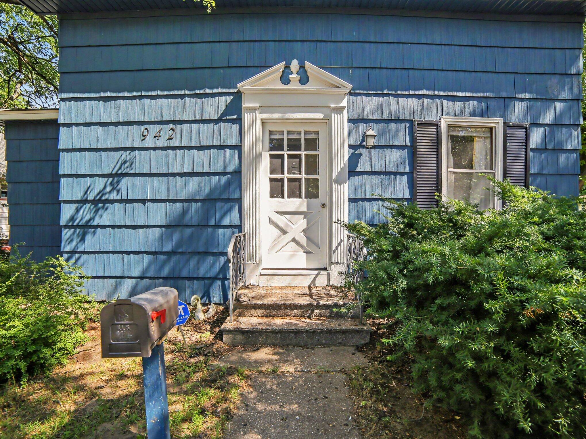 942 Amity Avenue