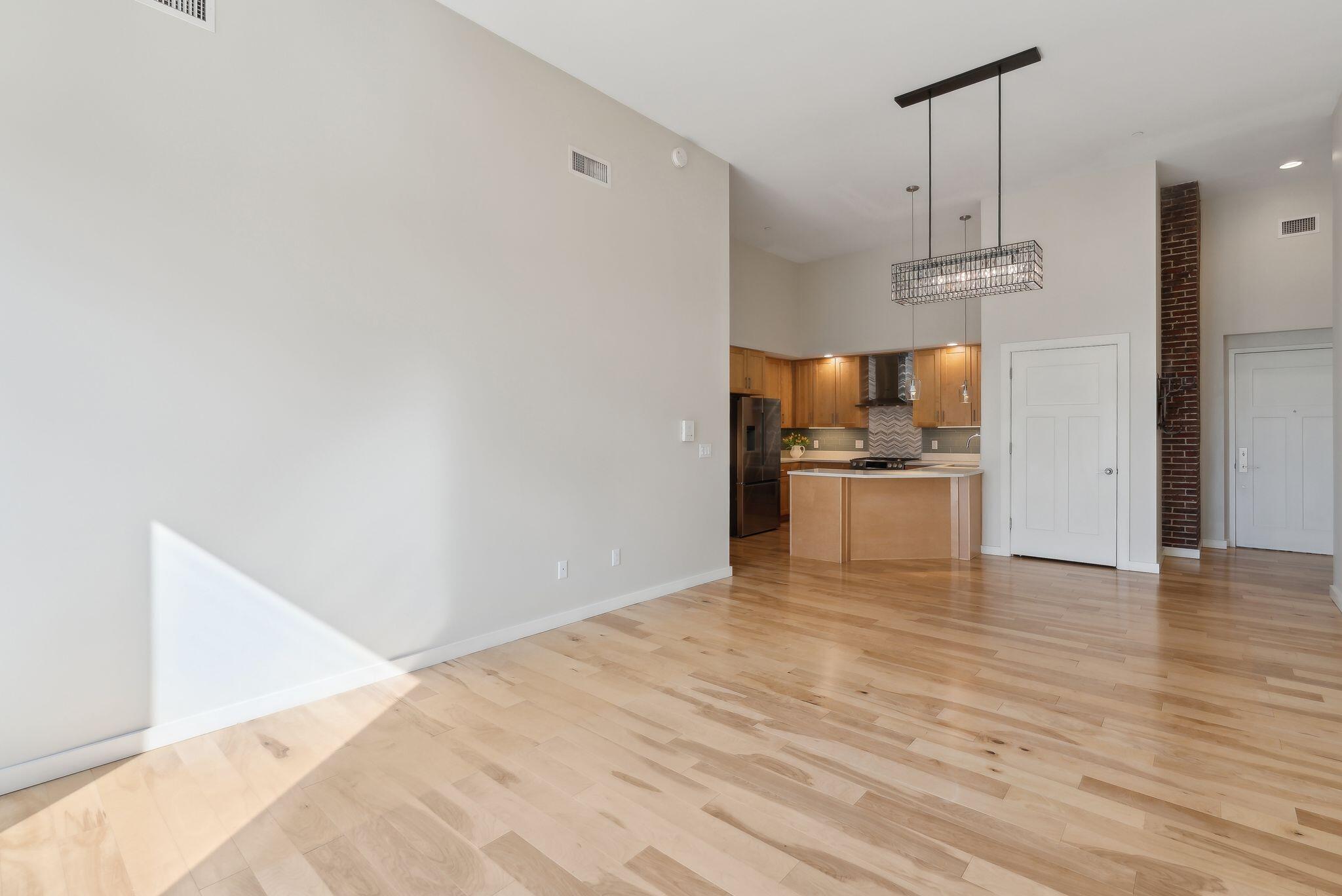 341 Pine Street, 304