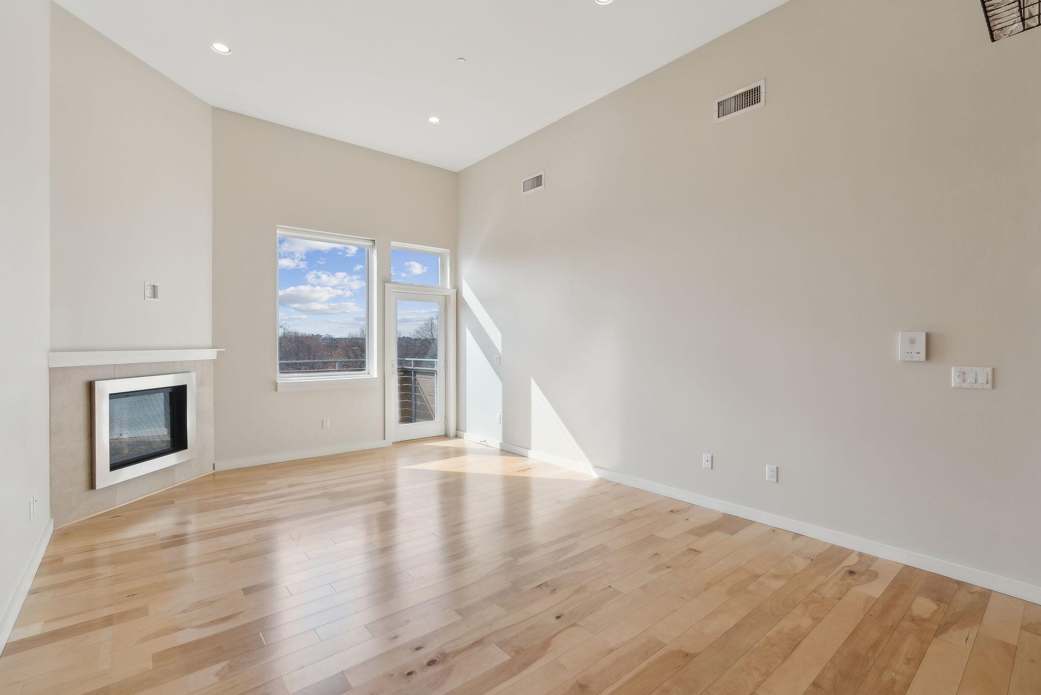 341 Pine Street, 304