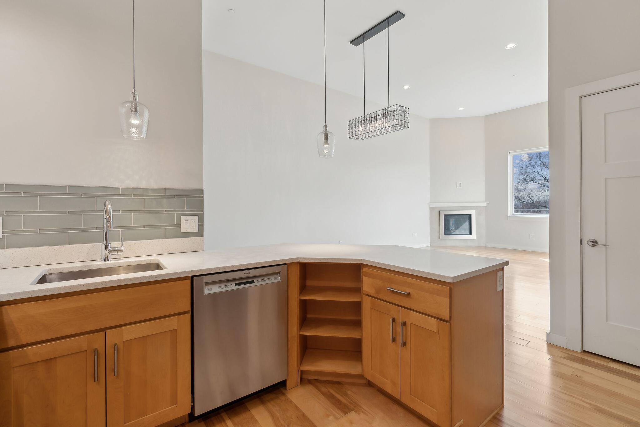 341 Pine Street, 304