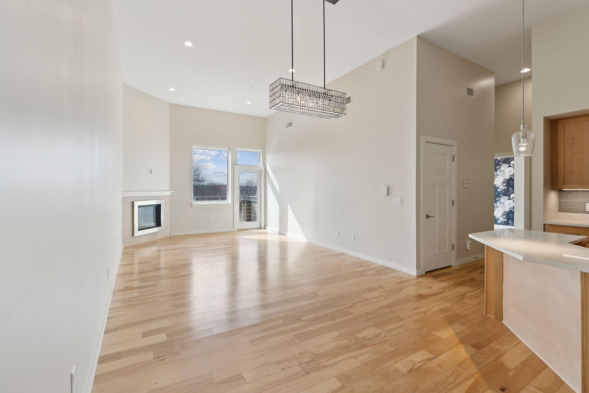 341 Pine Street, 304