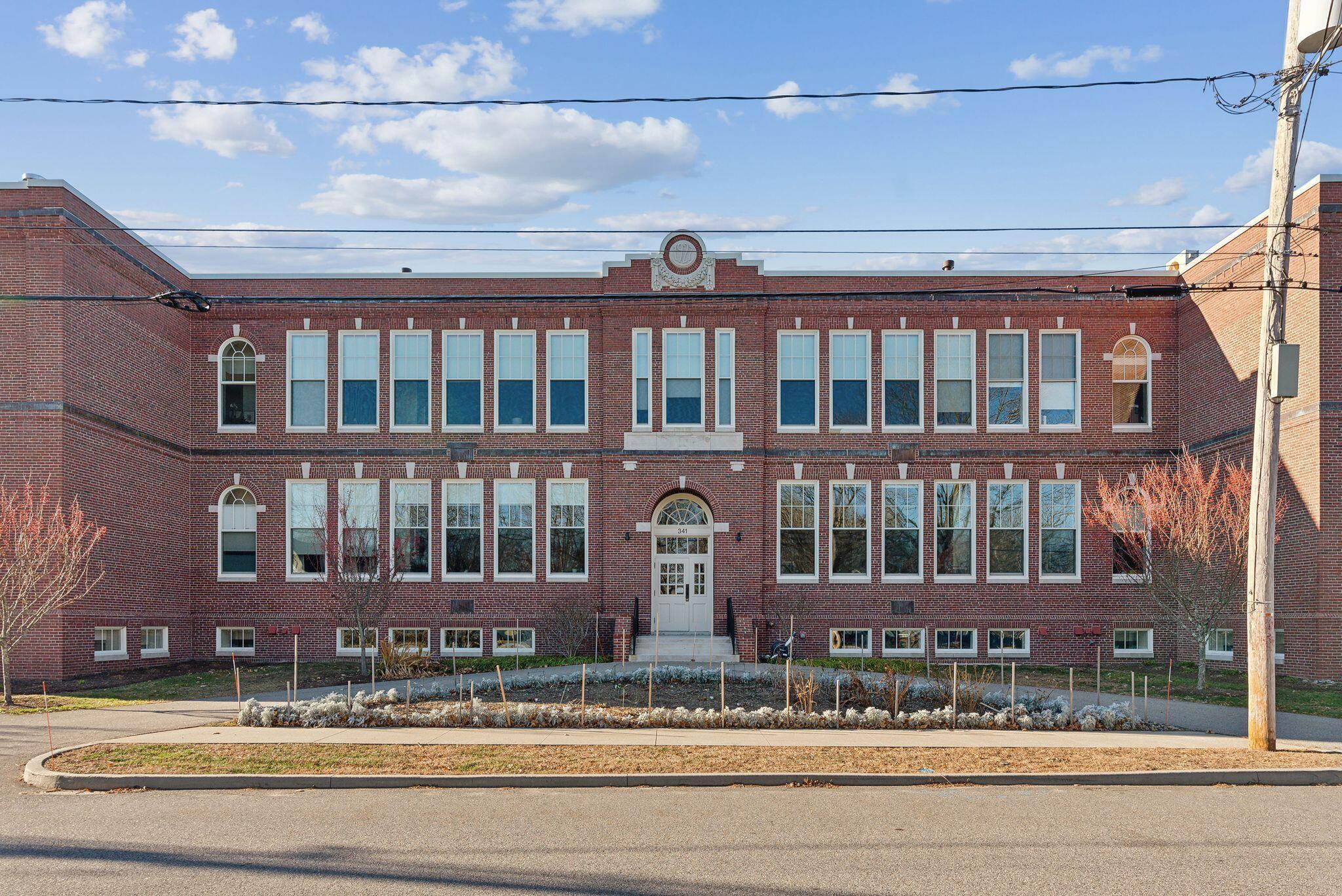 341 Pine Street, 304