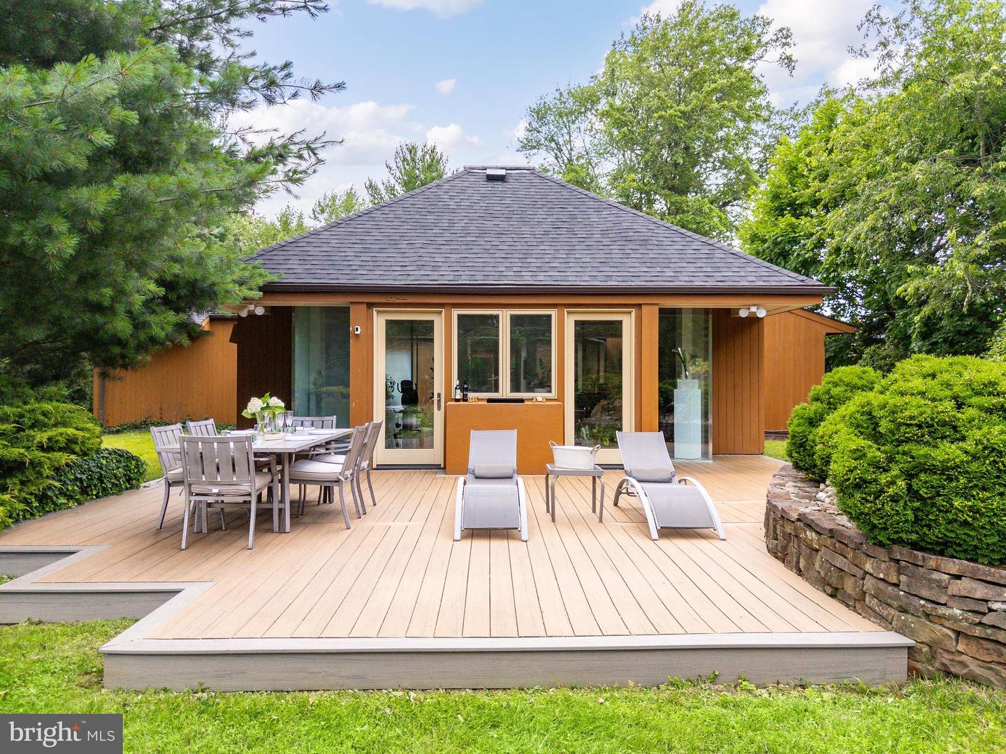 411 Clairemont Rd
