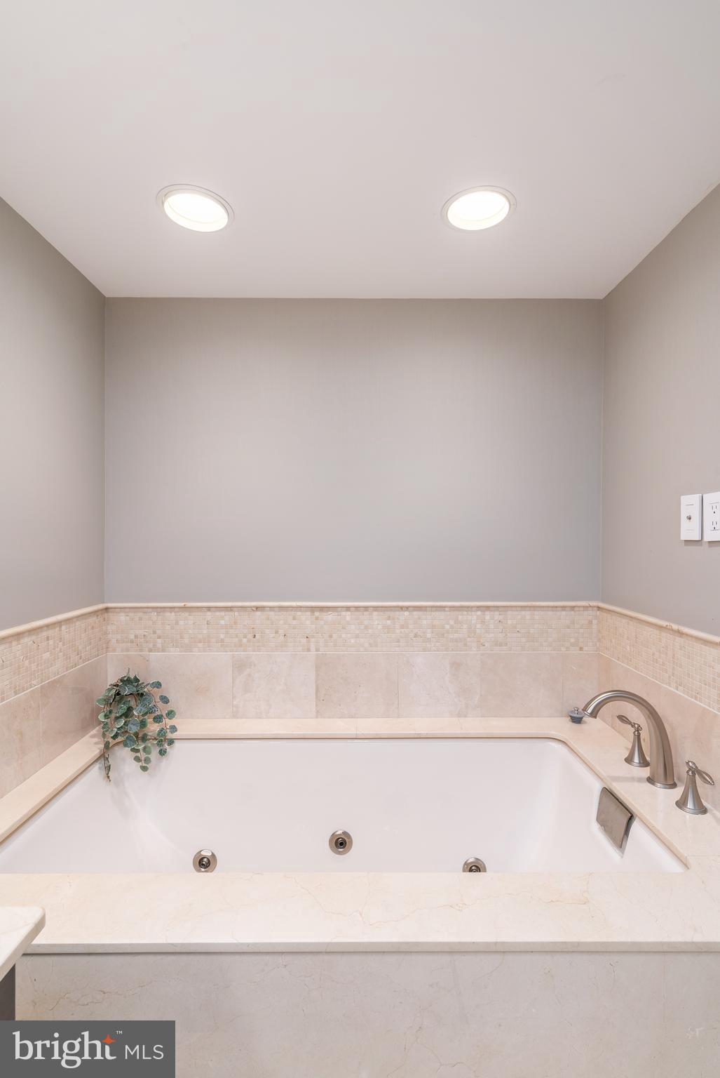 202-10 W Rittenhouse Sq #1708