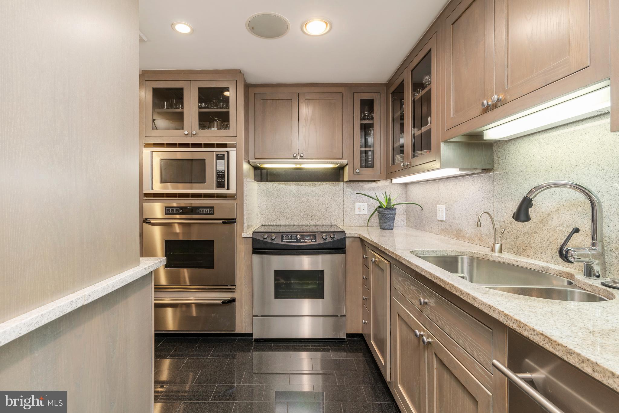 202-10 W Rittenhouse Sq #1208