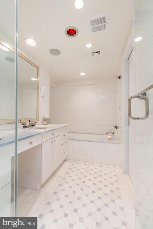 202-10 W Rittenhouse Sq #1208