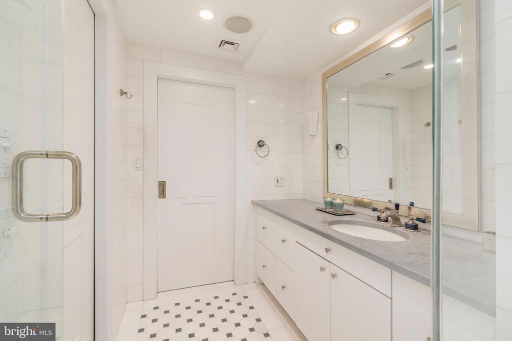 202-10 W Rittenhouse Sq #1208