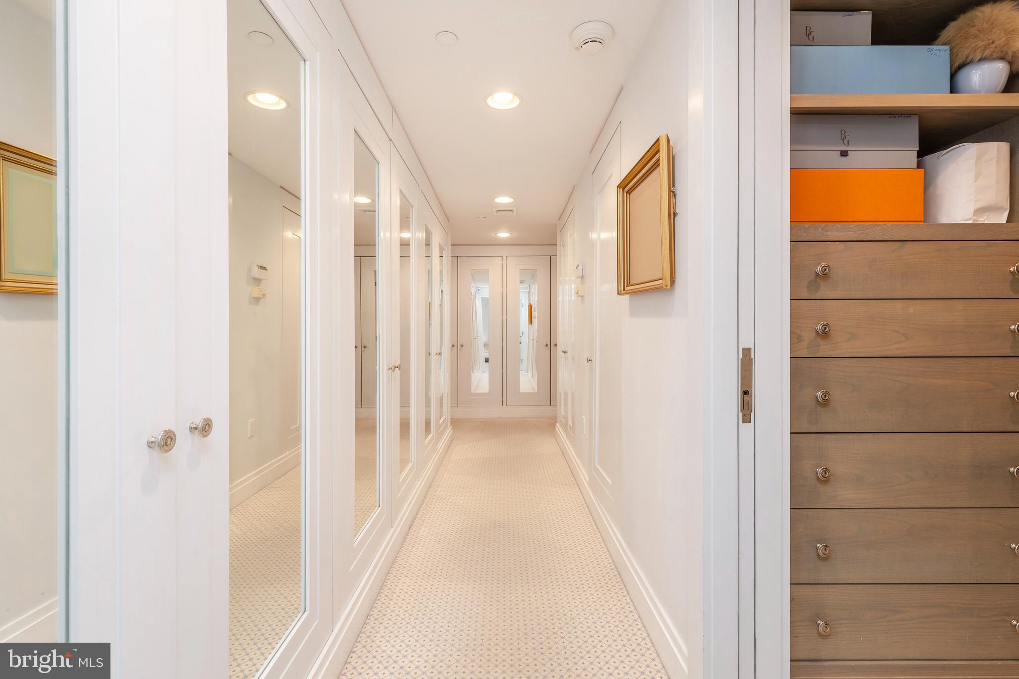 202-10 W Rittenhouse Sq #1208