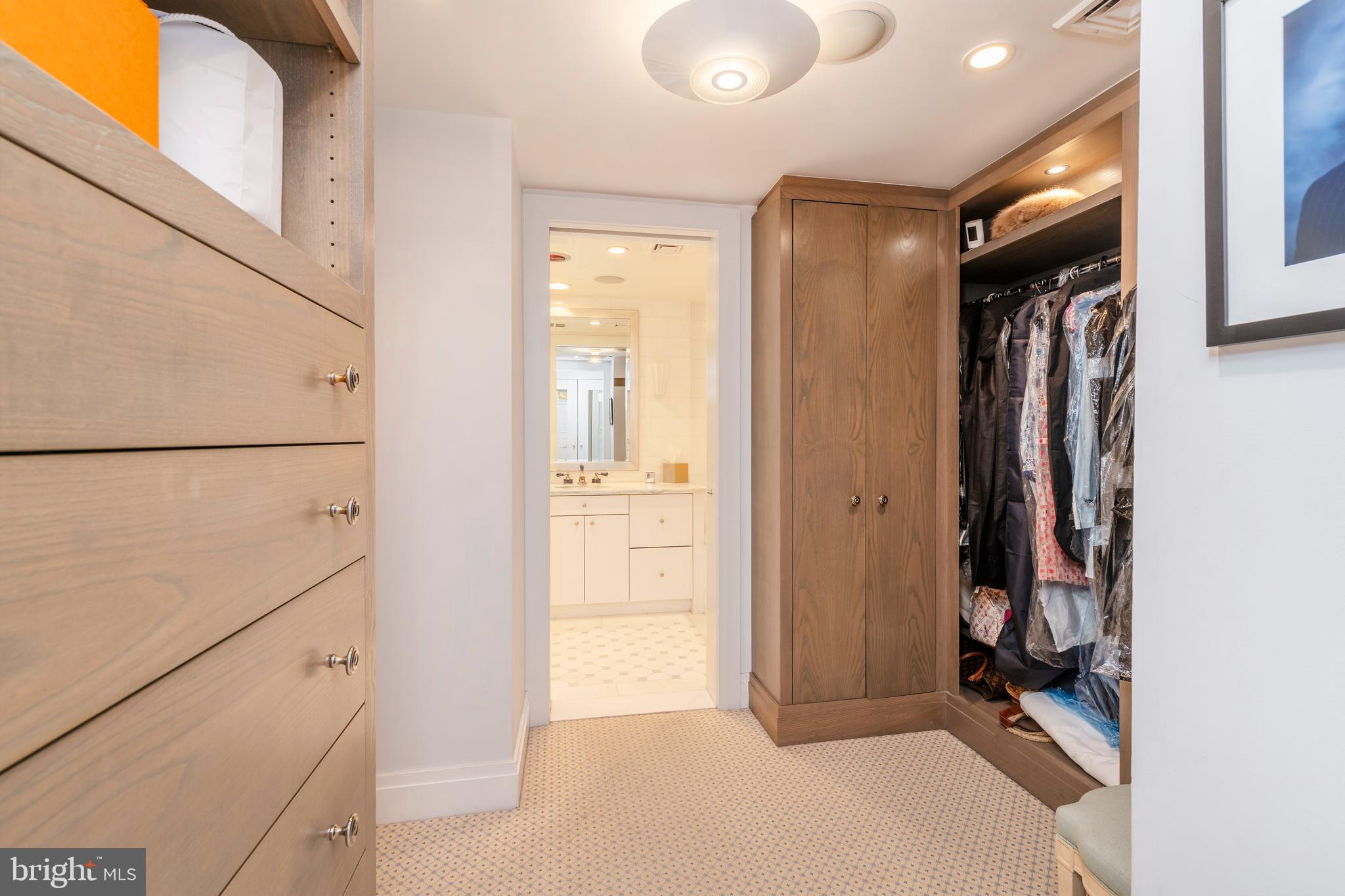 202-10 W Rittenhouse Sq #1208