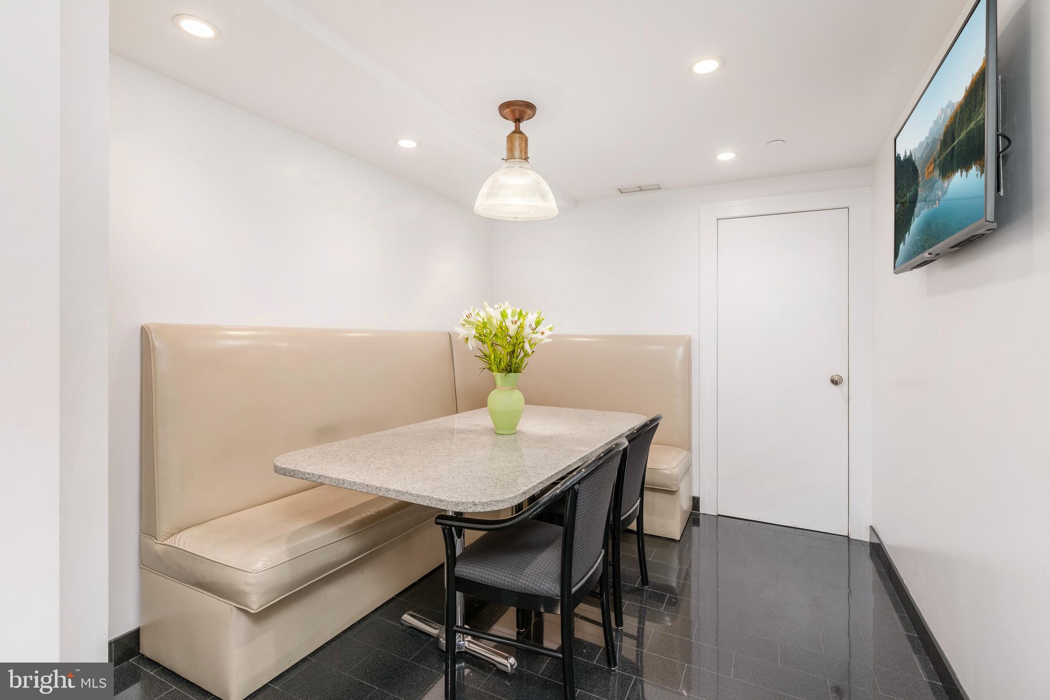 202-10 W Rittenhouse Sq #1208