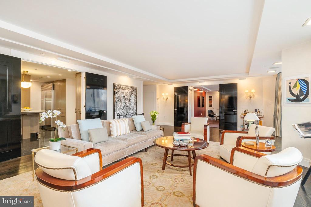 202-10 W Rittenhouse Sq #1208