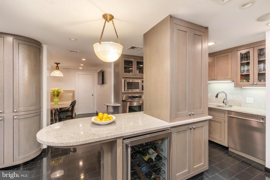 202-10 W Rittenhouse Sq #1208