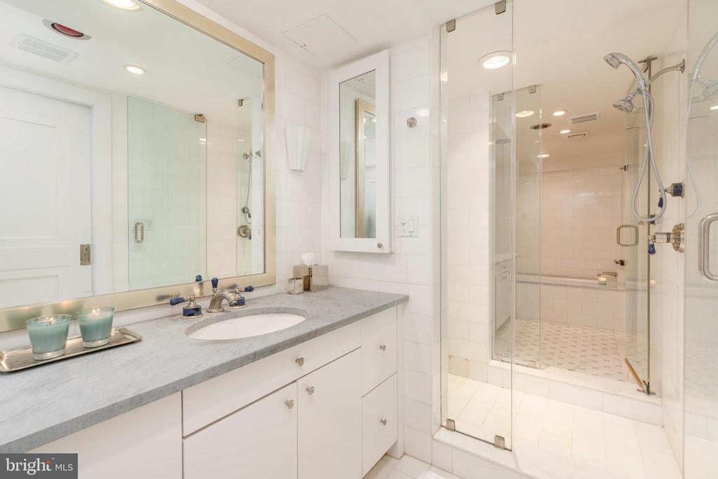 202-10 W Rittenhouse Sq #1208