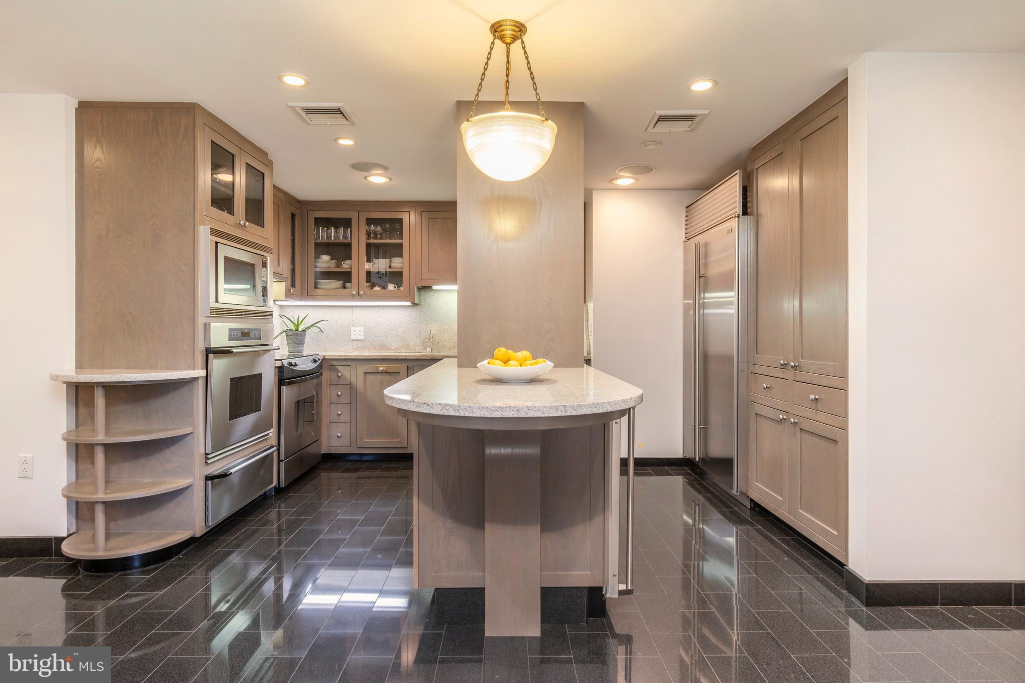 202-10 W Rittenhouse Sq #1208