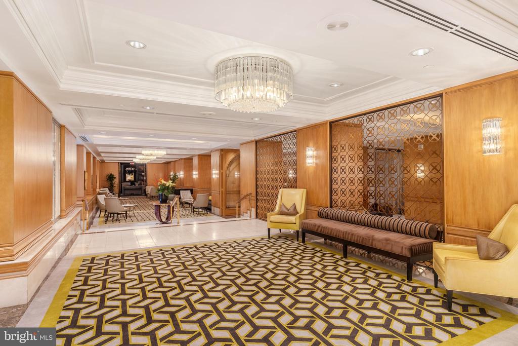 202-10 W Rittenhouse Sq #1208