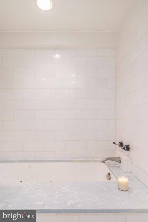 202-10 W Rittenhouse Sq #1208