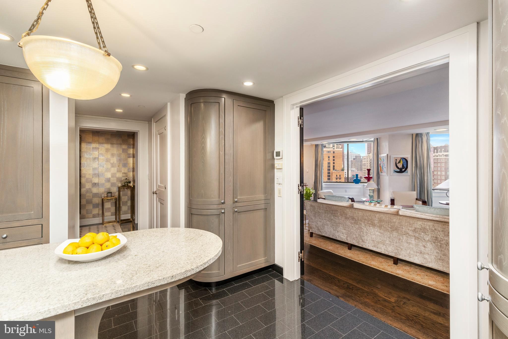 202-10 W Rittenhouse Sq #1208