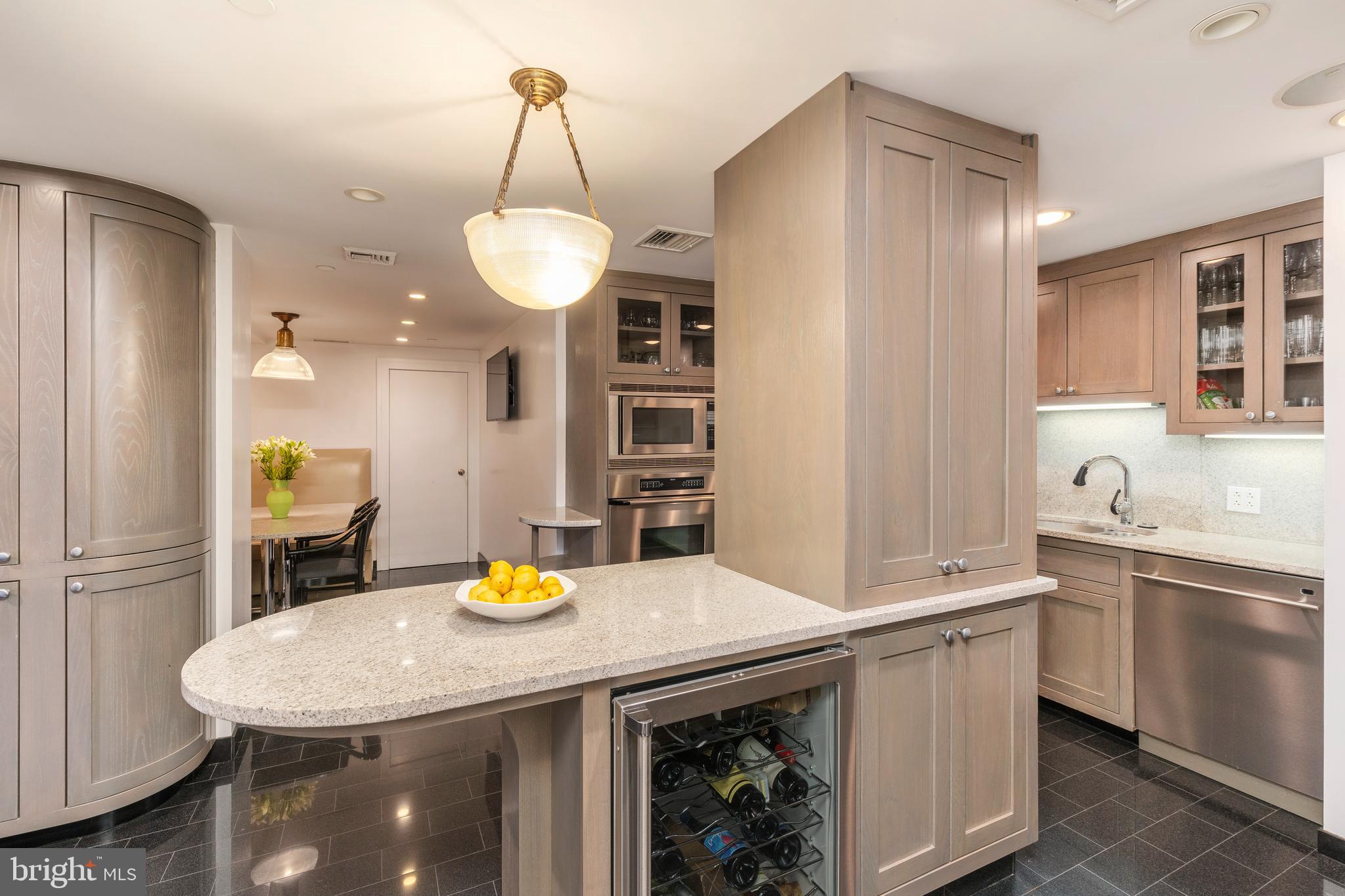 202-10 W Rittenhouse Sq #1208