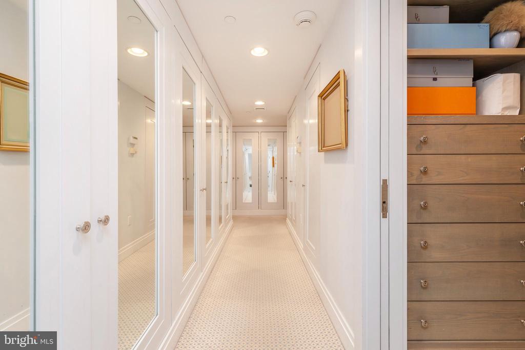 202-10 W Rittenhouse Sq #1208