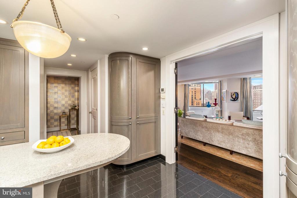 202-10 W Rittenhouse Sq #1208