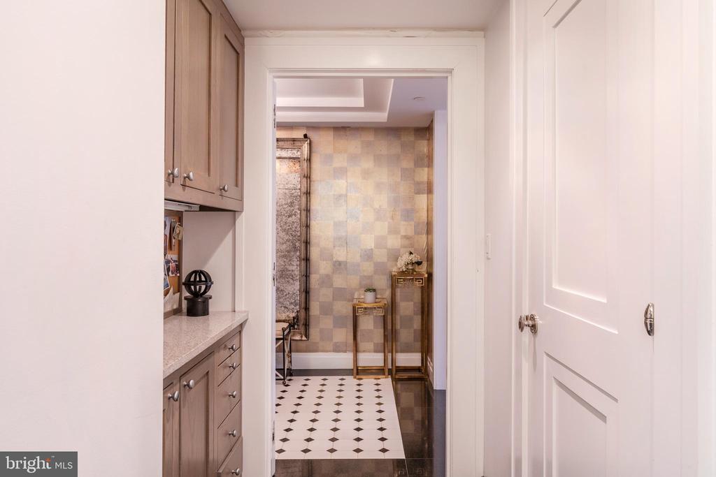 202-10 W Rittenhouse Sq #1208