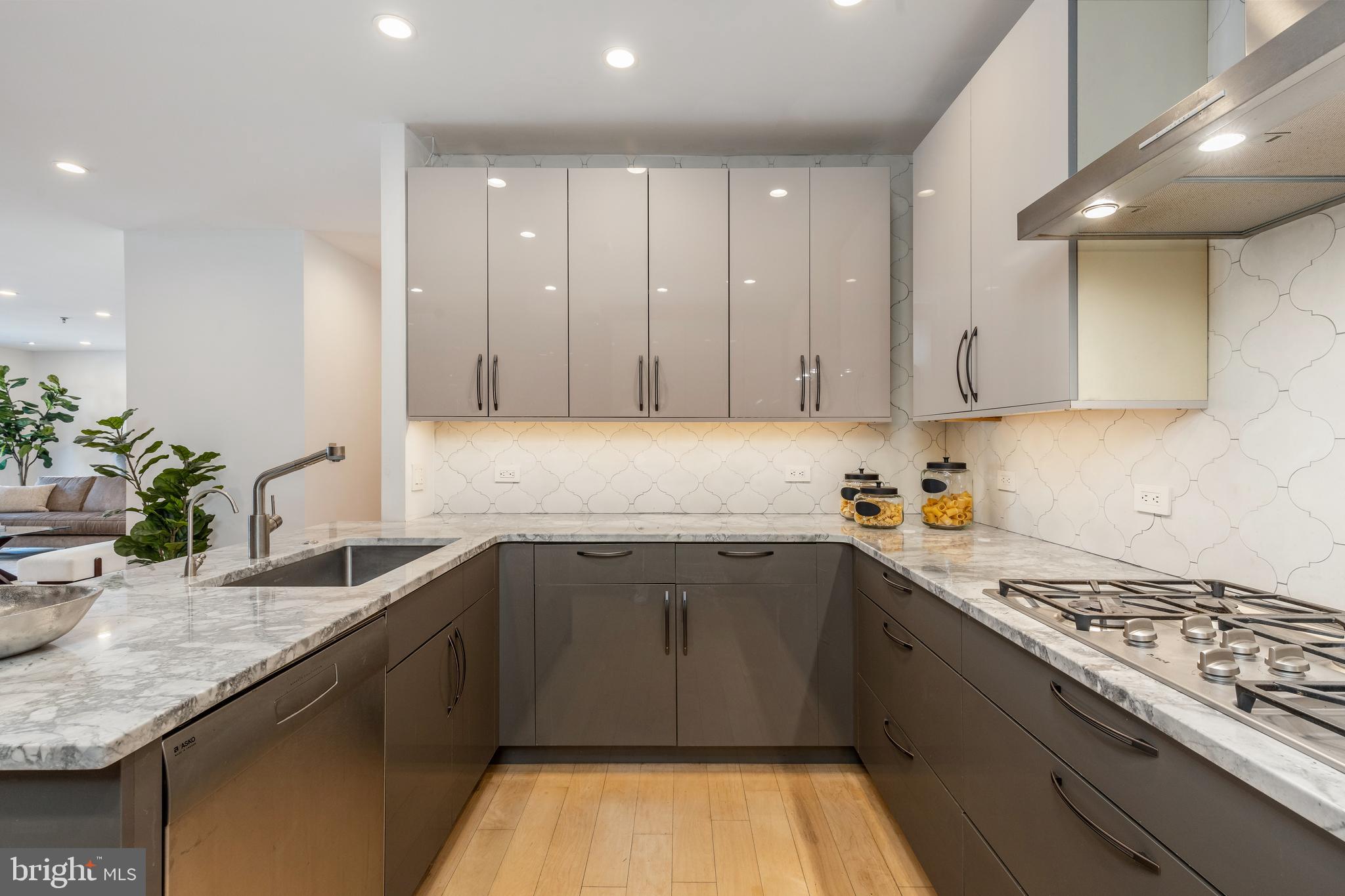 121-35 Walnut St #203