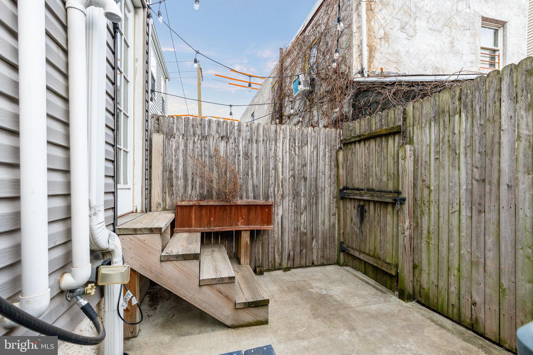 2211 Almond St