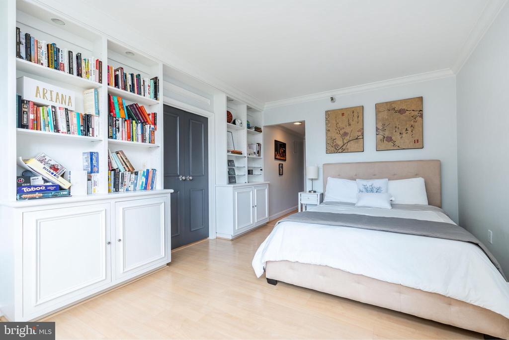 202-10 W Rittenhouse Sq #1108